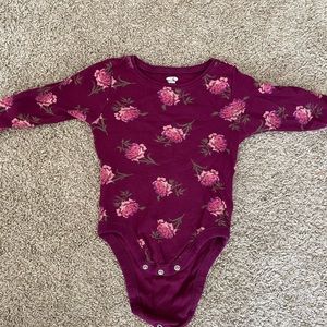 Girls Old Navy waffle knight long sleeve onesie bodysuit - maroon with flowers